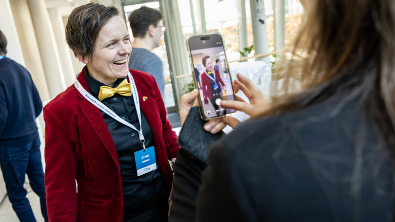 Dr. Jutta Hammer, disy Cadenza Empowerment Managerin und Moderatorin beim Disy Werkstattgespräch 2026, wird von einer Teilnehmerin fotografiert.