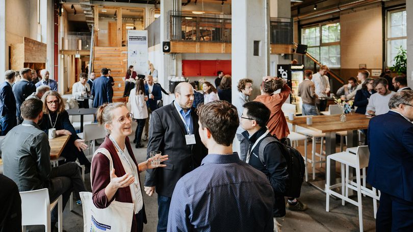 Impressionen vom 4. Vernetzungstreffen der BMUV-Förderinitiative bei dem Disy Informationssysteme die Ergebnisse vom KI-Leuchtturmprojekt „Nitrat-Monitoring 4.0“ vorgestellt hat