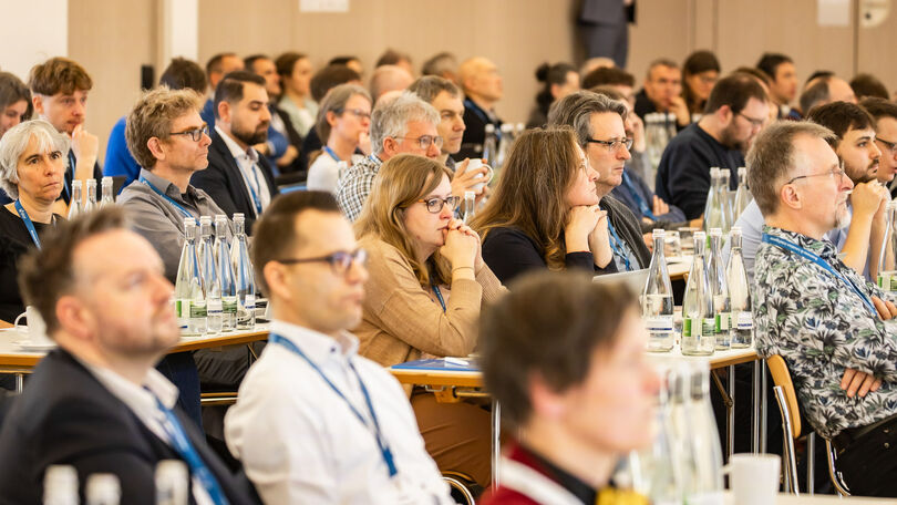 Teilnehmende im voll besetzten Saal beim Disy Werkstattgespräch 2026 in Karlsruhe.
