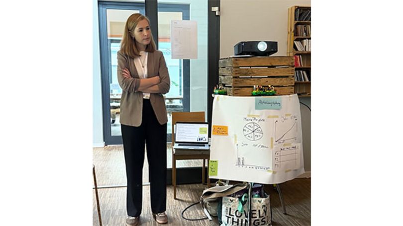     Alt Tag: Sandra Schrauth, Chief Consultant & stellvertretende Leitung Beratung & Lösungsentwicklung bei Disy in Interaktion im NEGZ-Workshop „Datenkultur in Aktion – von der Informations-Wüste zum interaktiven Dashboard“ .