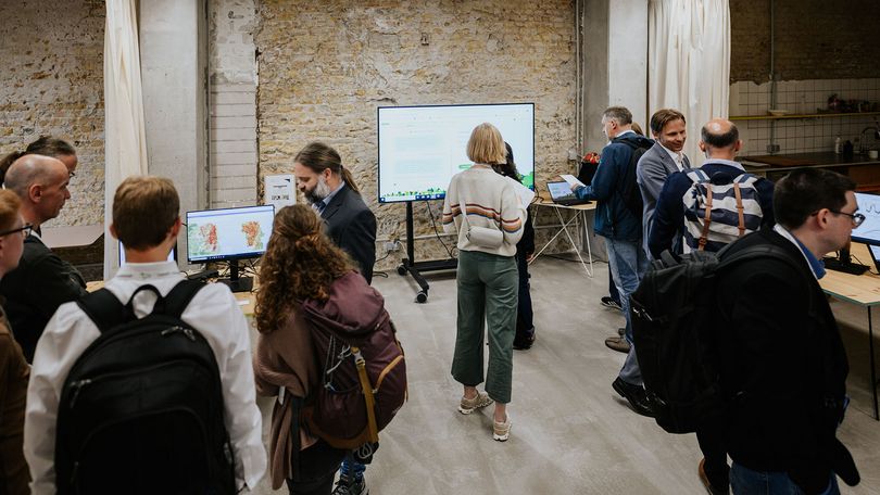 Impressionen vom 4. Vernetzungstreffen der BMUV-Förderinitiative bei dem Disy Informationssysteme die Ergebnisse vom KI-Leuchtturmprojekt „Nitrat-Monitoring 4.0“ vorgestellt hat