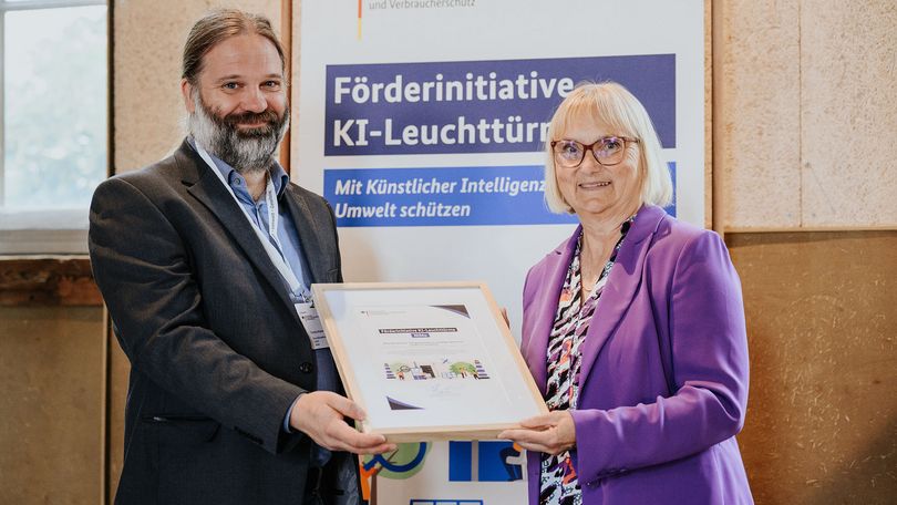 Impressionen vom 4. Vernetzungstreffen der BMUV-Förderinitiative bei dem Disy Informationssysteme die Ergebnisse vom KI-Leuchtturmprojekt „Nitrat-Monitoring 4.0“ vorgestellt hat