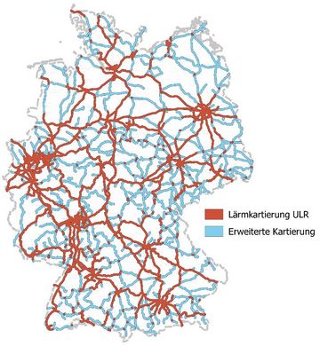 Die Karte zeigt in Rot die kartierungspflichtigen Schienenstrecken der URL-Kartierung und in Blau die Strecken der erweiterten Kartierung