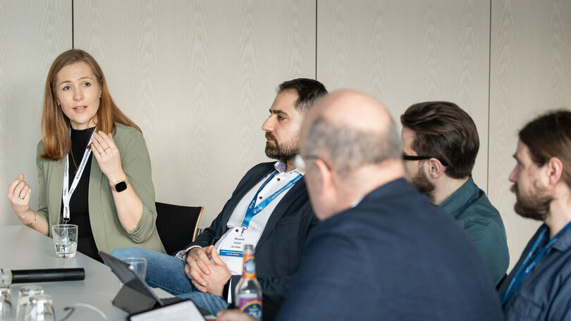 Sandra Schrauth, Chief Consultant bei Disy, erläutert ein Thema in einer Gesprächsrunde beim Disy Werkstattgespräch 2026.