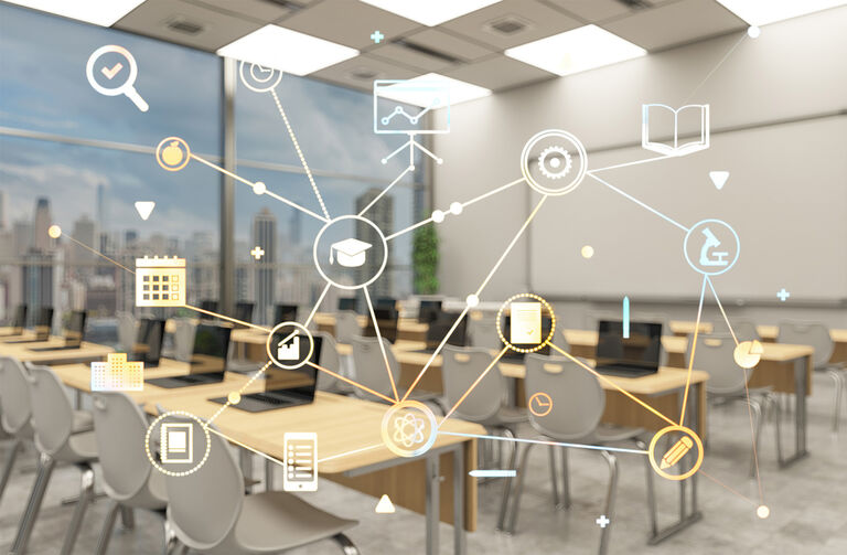 Modernes Klassenzimmer mit digitalen Symbolen für vernetzte Bildungsdaten, Analyse, Reporting und Schulmanagement.