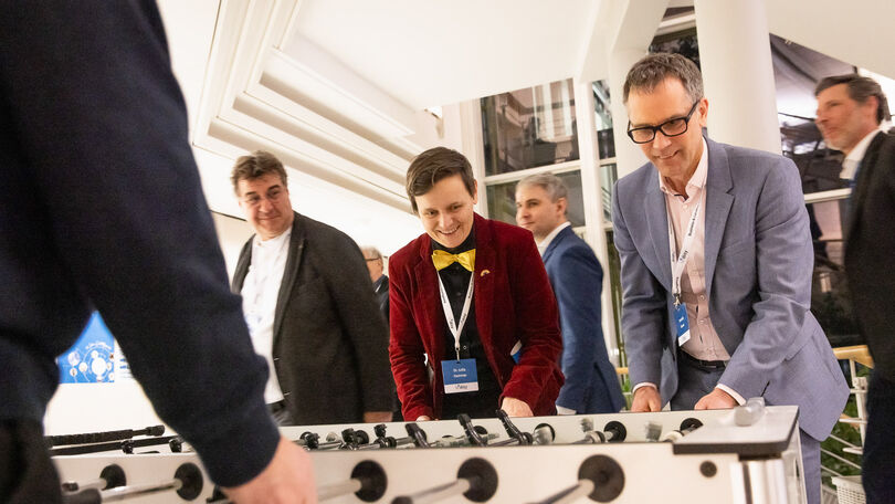 Teilnehmende am Kickertisch während des Abendprogramms beim Disy Werkstattgespräch 2026.