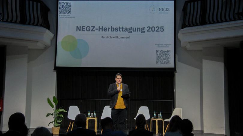 Basanta E. P. Thapa, Geschäftsführer des NEGZ, eröffnet die Herbsttagung 2025.