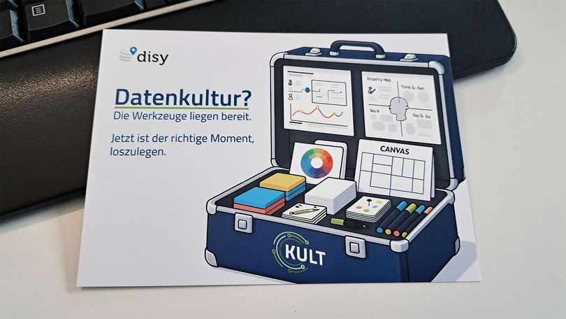 Postkarte mit Tool-Koffer zur Datenkultur als Anspielung auf das KULT-Framework von Disy
