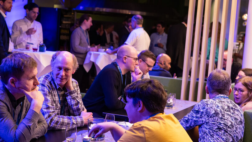 Teilnehmende im Gespräch beim gemeinsamen Ausklang des Disy Werkstattgesprächs 2026.