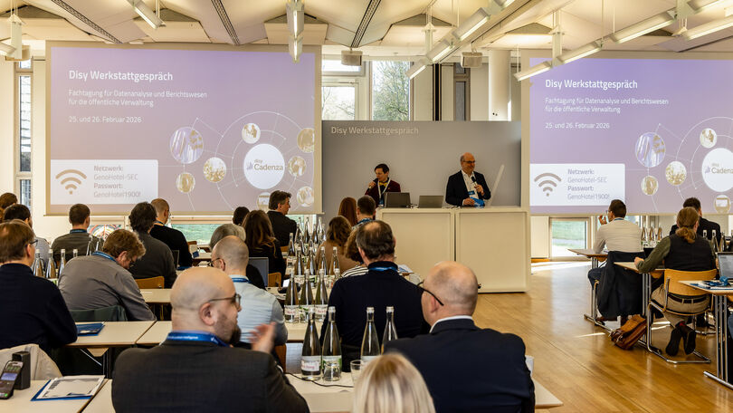 Dr. Jutta Hammer und Marcus Briesen führen durch das Programm des Disy  Werkstattgesprächs 2026 in Karlsruhe.