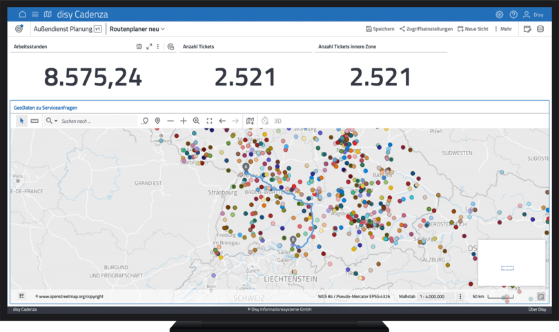 Screenshot von disy Cadenza mit einer Analyse der Arbeitsstunden und Service-Tickets im Außendienst. Die Visualisierung zeigt eine Karte mit farblich kodierten Service-Anfragen sowie Kennzahlen zu geleisteten Arbeitsstunden und der Anzahl bearbeiteter Tickets.