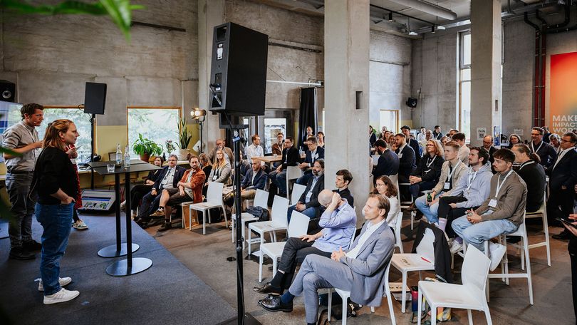 Impressionen vom 4. Vernetzungstreffen der BMUV-Förderinitiative bei dem Disy Informationssysteme die Ergebnisse vom KI-Leuchtturmprojekt „Nitrat-Monitoring 4.0“ vorgestellt hat