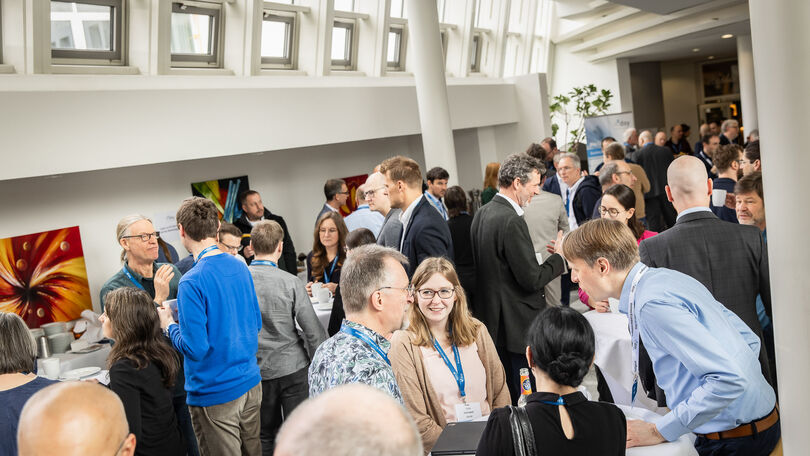 Teilnehmende diskutieren und tauschen sich in der Pause des Disy Werkstattgesprächs 2026 aus.