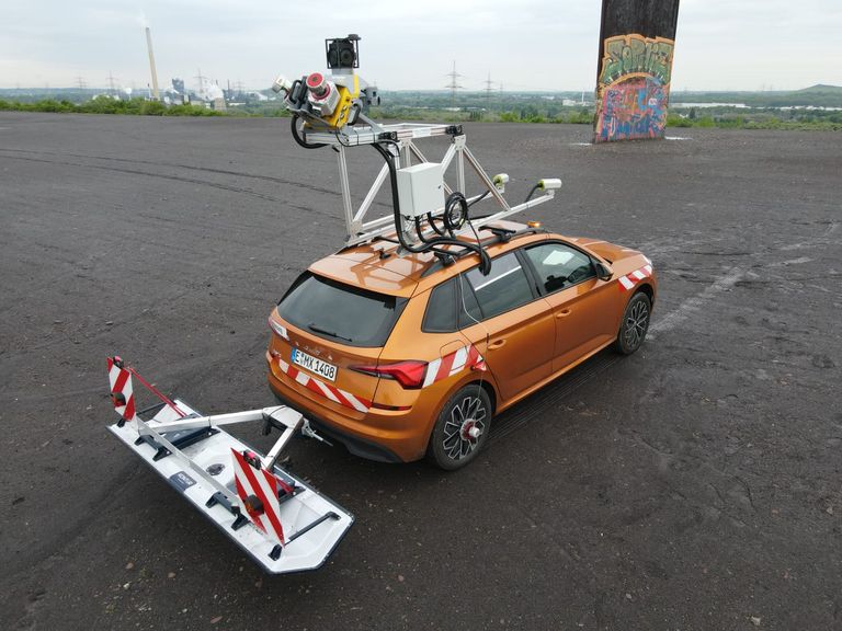 Das Bild zeigt das Messfahrzeug der Stadt Essen mit der technischen Ausstattung