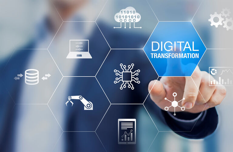 Symbolische Darstellung der digitalen Transformation in der öffentlichen Verwaltung mit vernetzten Daten, Technologien und Analysefunktionen.