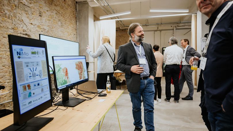 Impressionen vom 4. Vernetzungstreffen der BMUV-Förderinitiative bei dem Disy Informationssysteme die Ergebnisse vom KI-Leuchtturmprojekt „Nitrat-Monitoring 4.0“ vorgestellt hat