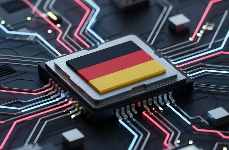 Symbolische Darstellung Digitaler Souveränität: Mikrochip mit Deutschlandflagge auf vernetzter Leiterplatte