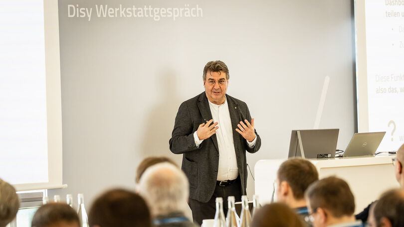 Disy-Geschäftsführer Claus Hofman beim Vortrag auf dem Disy Werkstattgespräch 2026.