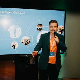 Gute Moderation der gesamten Veranstaltung mit „Entertainer"-Qualitäten.