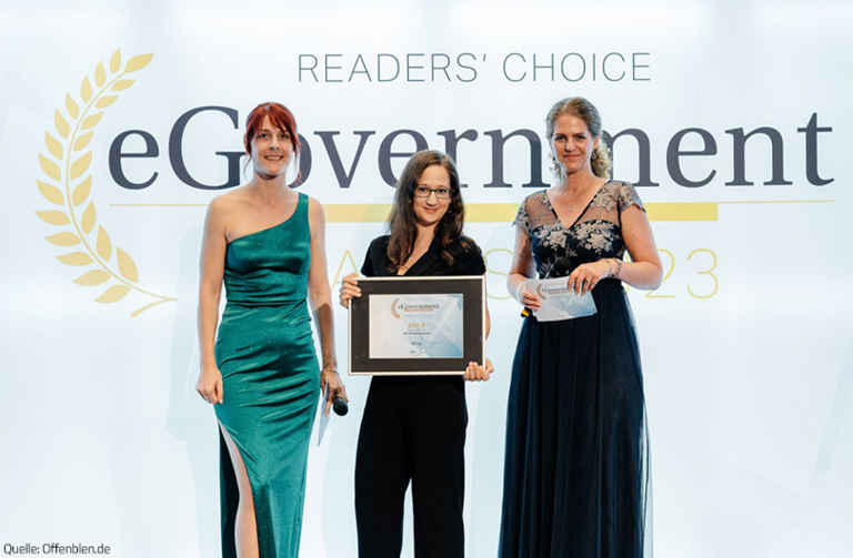 Uta Leonhard-Hamm nimmt den eGovernment Readers Choice Award in Gold entgegen