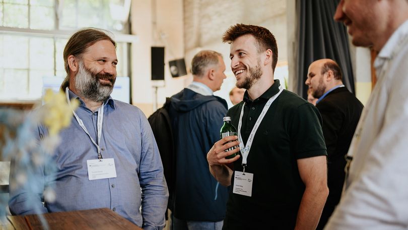 Impressionen vom 4. Vernetzungstreffen der BMUV-Förderinitiative bei dem Disy Informationssysteme die Ergebnisse vom KI-Leuchtturmprojekt „Nitrat-Monitoring 4.0“ vorgestellt hat