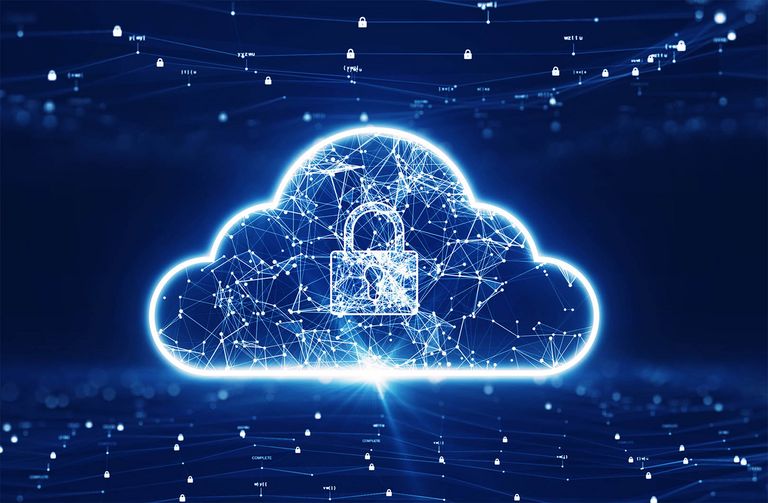 Symbolische Darstellung einer sicheren Cloud-Infrastruktur: Leuchtende Wolke mit Schloss-Icon und vernetzter Datenstruktur auf dunkelblauem Hintergrund.