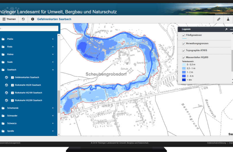 Abb. 2: Ausschnitt aus der Gefahrenkarte, die das Thüringer Landesamt für Umwelt, Bergbau und Naturschutz (TLUBN) in seinem Kartendienst auf Basis von disy Cadenza veröffentlicht, für ein 200-jähriges Hochwasser des Flusses Saarbach bei Scheuengrobdorf (Stadtteil von Gera)